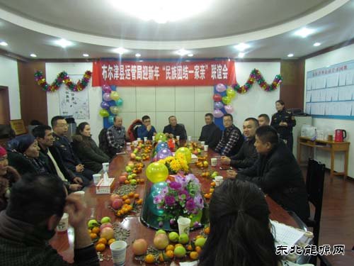 布尔津路政海事局干部职工参加民族团结一家亲联谊会活动