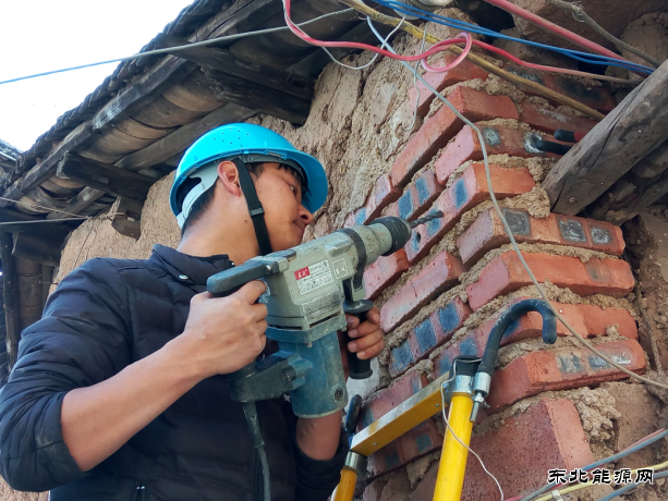 货车闯祸线路设施受损会泽金钟供电所抢修保供电