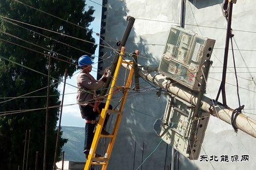 会泽供电局连夜抢修撞断电杆235户用户有电用