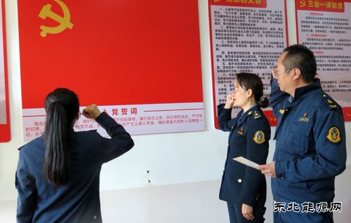 云南西双版纳路政支队机关党支部积极开展党员政治生日活动