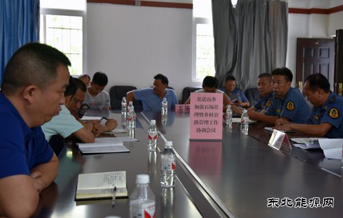 云南景洪路政大队开展干线公路运输泼洒滴漏专项整治