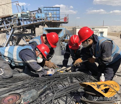 南露天煤矿剥离运行部争分夺秒更换204胶带 力促早日恢复生产