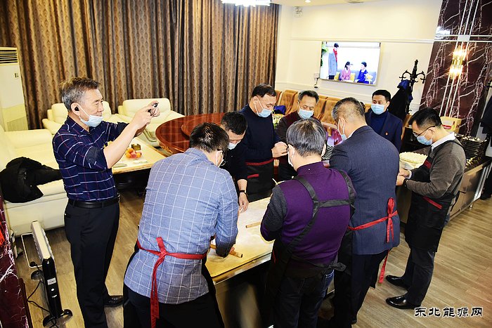 牡丹江水电总厂领导和在岗员工一起包饺子过大年