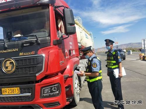 富蕴执法大队联合多部门开展“百吨王”专项治理宣传行动