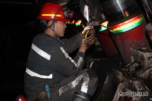 陕煤陕北矿业涌鑫公司：检修能手显“真章”