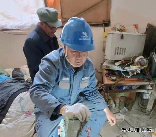 南方电网云南曲靖会泽供电局马路供电所雨中抢修温暖孤寡老人