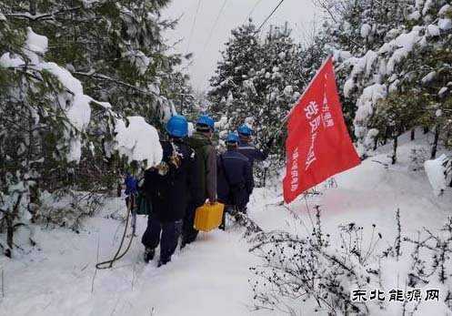 暴雪来袭会泽供电人逆雪而上做好春节保供电