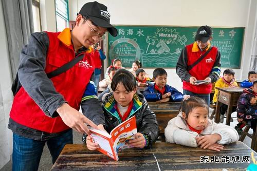 江西婺源：学雷锋情牵留守儿童