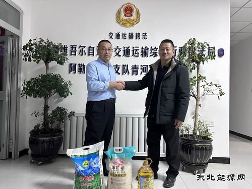 青河执法大队开展春节走访慰问老干部活动