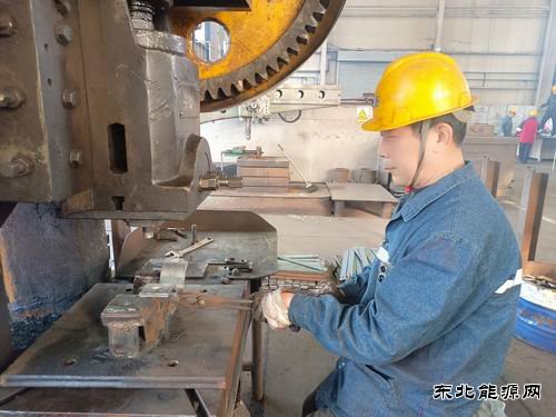 研制连锁板模具提效率