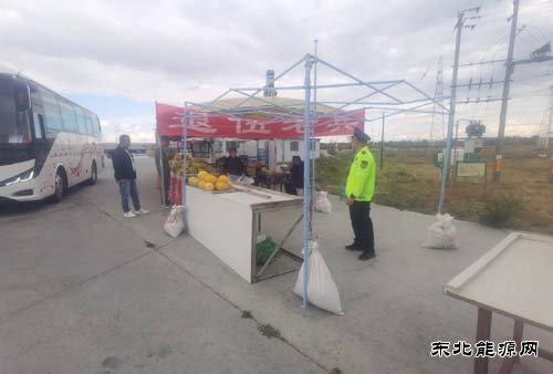 哈巴河执法大队：交通执法暖心劝导摆摊乱象 用行动守护公路畅通