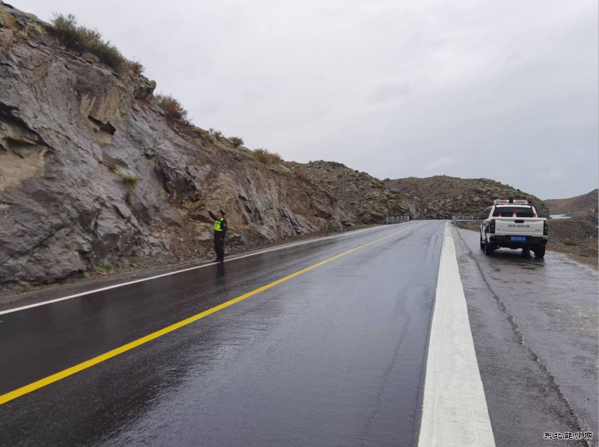 雨幕护航：青河执法大队坚守岗位保障道路通行安全