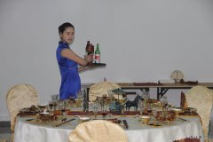 她微笑着，举起了闪光的金杯