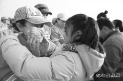 大连：华夏义工团为环卫工送上爱心口罩