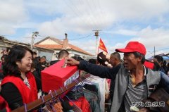 吉林油田“宝石花”志愿服务总队义卖活动受欢迎