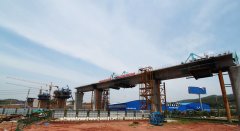 中铁二十一局集团：昌赣客专赣州段第二长桥将军塘特大桥中跨顺利