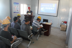 乌鲁木齐东二环二标一分部举行安全生产宣传咨询日活动