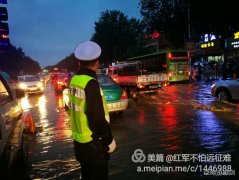 暴雨中的铁岭交警