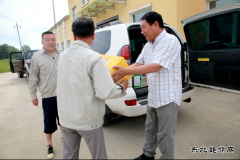 兴凯湖电业局：局工会主席唐文德到检修公司工作现场“送清凉”