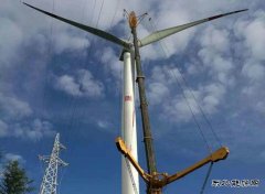 代县：一期首台风机吊装完成