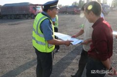 玛纳斯路政、交警联合宣传新规定