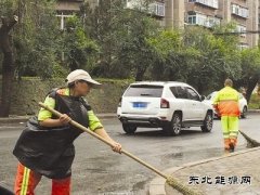 鞍山：顶冷风清扫 环卫裹塑料袋御寒（图）