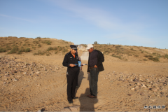 锡林铁警深入沿线开展爱路护路宣传