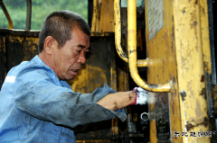 一颗永不松劲的螺丝钉——记中铁建大桥工程局集团六公司修理工任