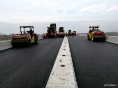 中建市政邳州271项目顺利完成互通区沥青摊铺