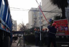 新集矿区：百盏路灯照亮小区居民心