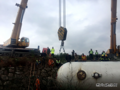 浙江省甬台温高速公路管理处救援侧翻丙烯槽罐车
