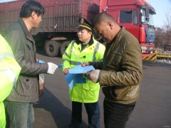 玛纳斯路政管理局：榆树沟超限检测站多种形式宣传治超新规