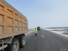布尔津路政管理局治理不规范装载