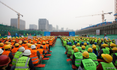 中建二局三公司千名农民工聆听安全大讲堂，筑起安全“防护墙”