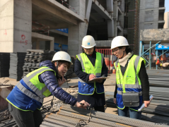 钢林砼柱中的“女人花”