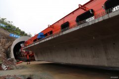 中铁二十一局：“高铁神机”首次安全穿越昌赣隧道成功架设箱梁