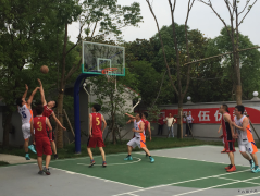 一场充满挑战又不失温情的篮球友谊赛