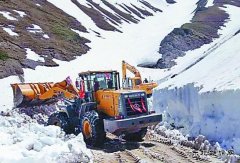 盛夏清积雪 畅通果子沟