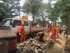 武山公路段开展路域环境整治工作