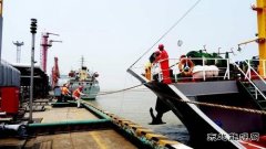 烈日下卸油奋战