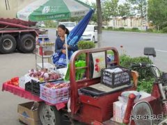 布尔津路政管理局联合相关执法单位清理国道217线摆摊设点