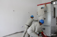 兴凯湖电业局：66KV三丰变电站17组高压开关柜顺利就位