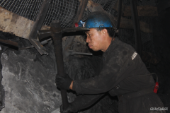 七矿公司向阳煤矿职工自觉兑规作业保安全