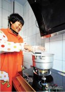 山东莱芜黄崖村百姓拆掉灶台 用上天然气