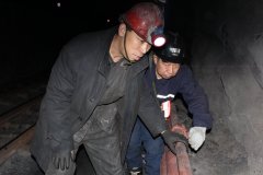 班长单春和掘进井长刘红叶井口党支部书记时保才检查轨道标准化