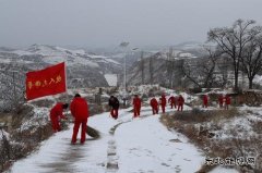 长庆采二作业四区青年突击队清雪除障