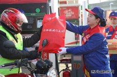 中国石化为万名返乡摩骑免费加油、寄包裹
