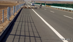 新疆北屯路政局驱赶牛羊保路畅通