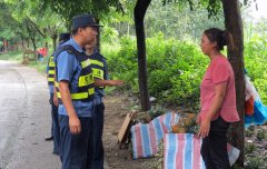 云南景洪路政大队整治路边摆摊设点卖菠萝行为助力创城
