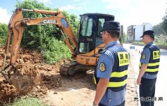 云南景洪路政大队集中整治省道公路沿线环境